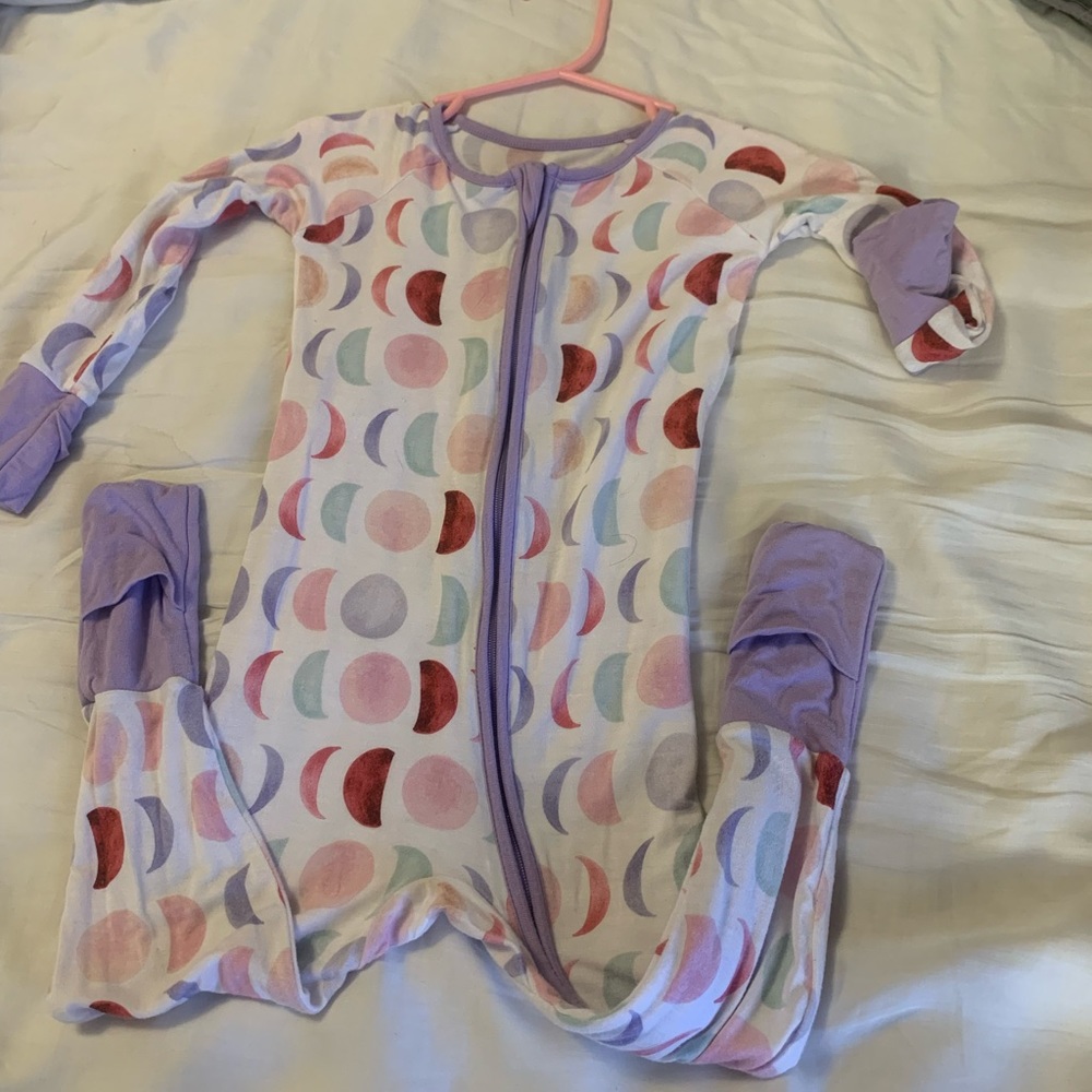 Little sleepies limited edition lilac cuff Luna print. GUC.